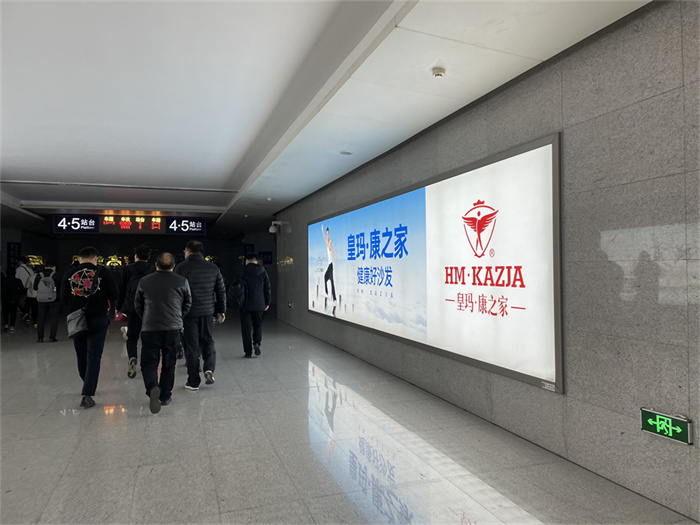 安陽高鐵站廣告巨幅廣告畫面集中突出品牌形象，實(shí)際效果震撼